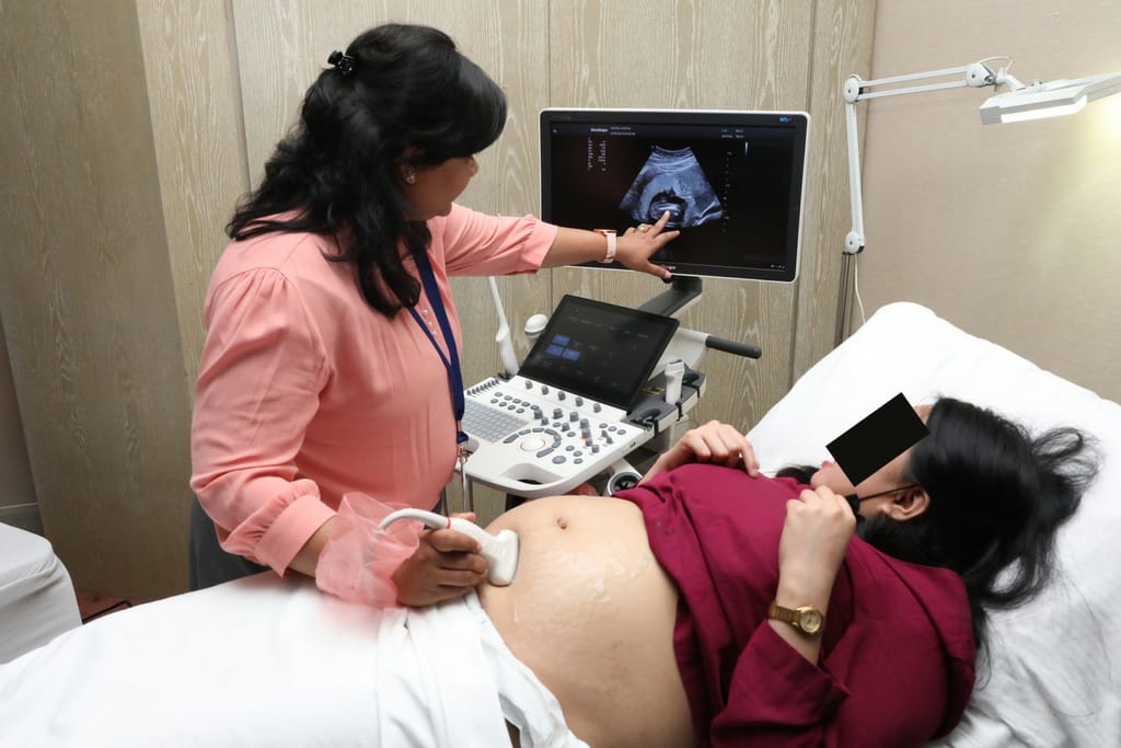 Dr Aashi Priyamvada doing ultrasound of pregnant women 4 - Lucknow Fetal Medicine Centre - LFMC